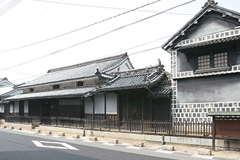 写真:矢掛陣屋から移築された薬医門
