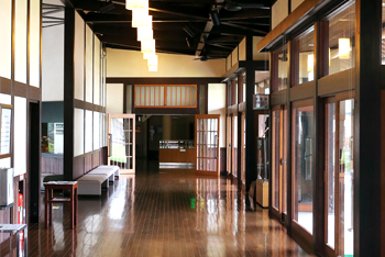 写真:内部が座敷になっている土蔵造りの蔵座敷